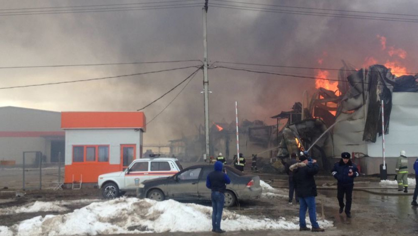 Почти девять часов тушили пожар на мебельной фабрике около Ставрополя