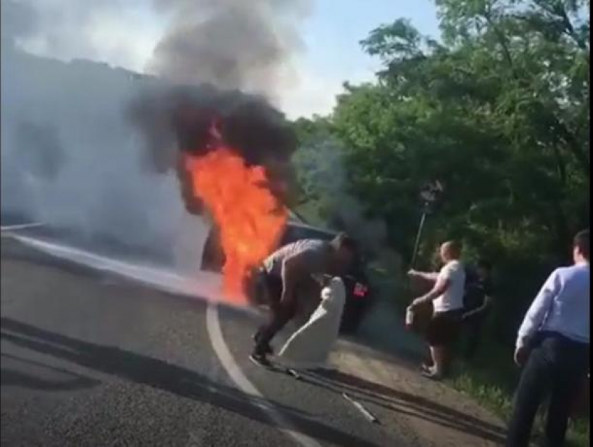 Водитель вспыхнувшей «Приоры» под Ставрополем в последний момент успел выскочить из пламени и попал на видео