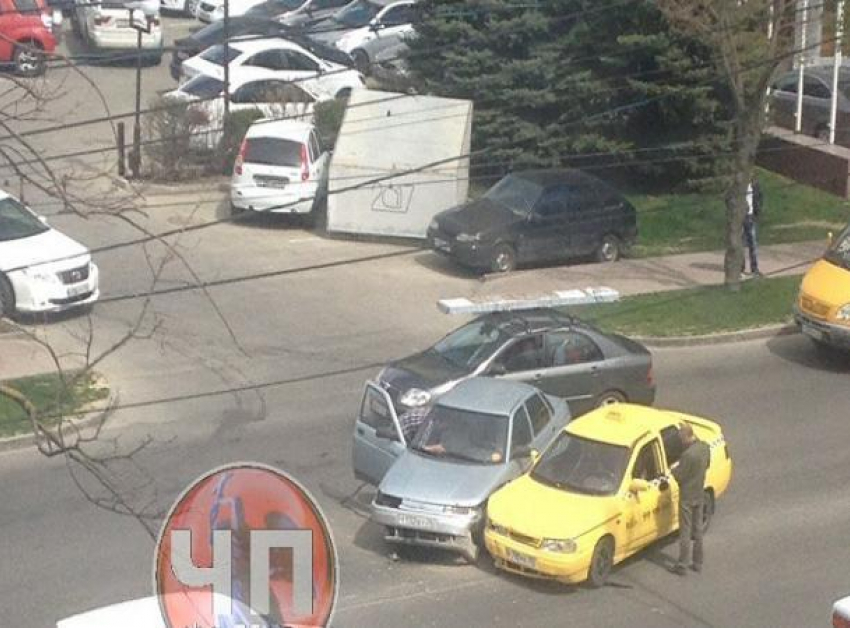 Беременная пассажирка пострадала в ДТП с такси и ВАЗ-2110 в Ставрополе