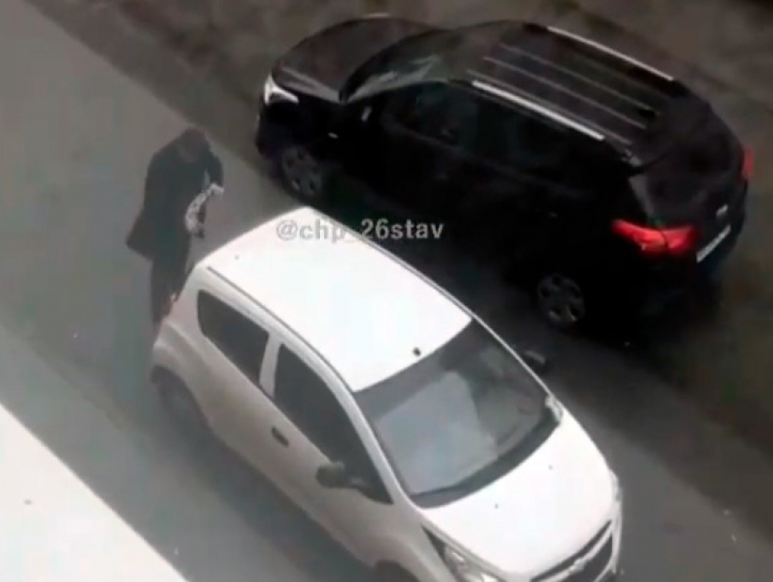 Неадекватное поведение мужчины сняли на видео в Ставрополе 