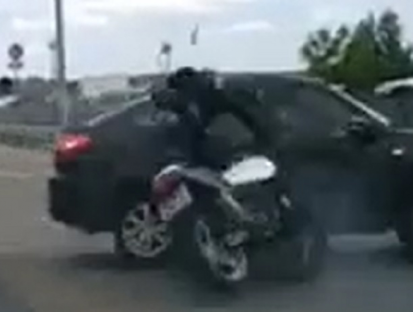 Появилось видео страшной аварии с участием мотоциклиста в Пятигорске 