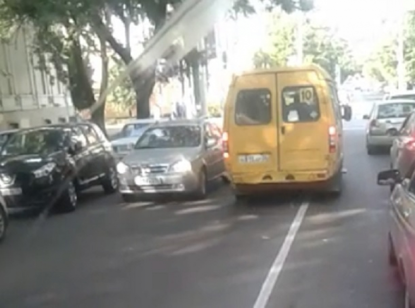 Наглый маршрутчик объехал «пробку» перед светофором через «сплошную» в Ставрополе и попал на видео