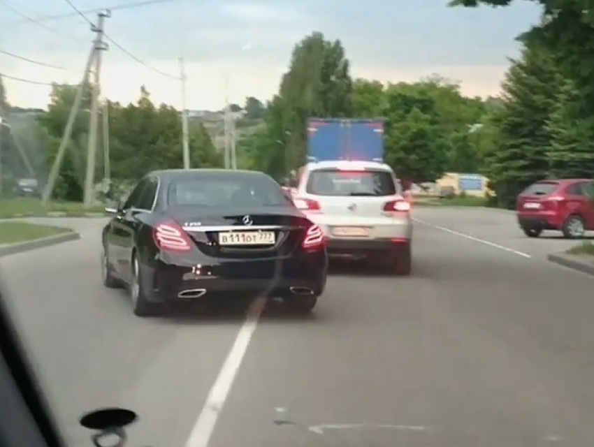 Наглый москвич на дорогом «Мерседесе» объехал пробку по «встречке» в Ставрополе и попал на видео