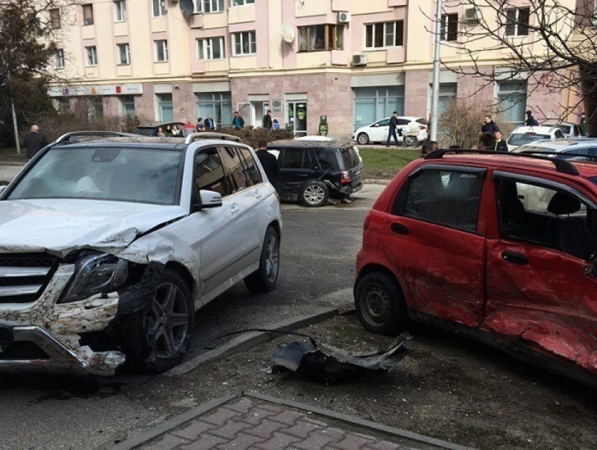 Водитель «Мерседеса» сбежал после аварии с двумя иномарками в Ставрополе 
