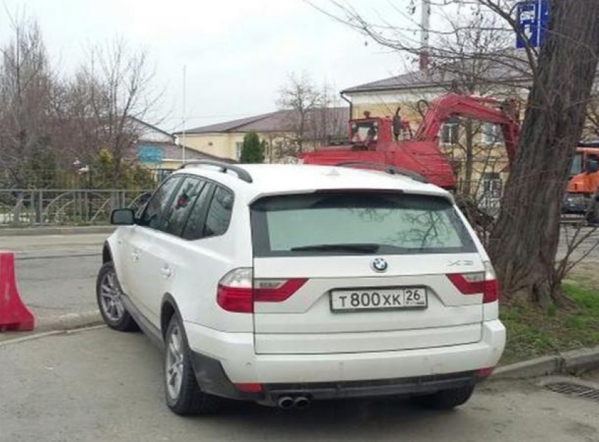 Женщина-водитель «БМВ» припарковалась для перекура на тротуаре в Ставрополе