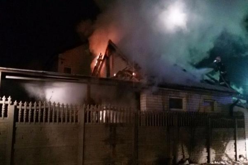 Дом горел ночью внизу улицы Серова в Ставрополе 