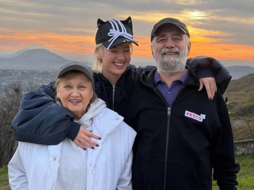 Редкие фотографии с родственниками из Пятигорска показала певица Клава Кока