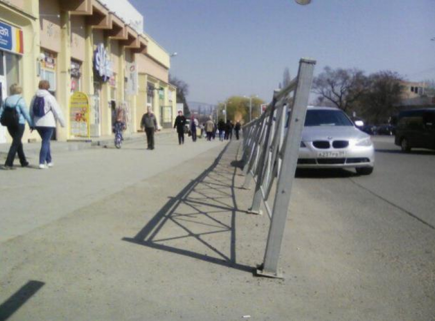 Плохо закрепленное дорожное ограждение завалилось на дорогу в Кисловодске