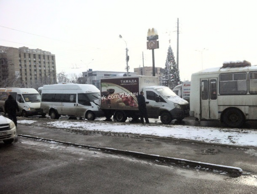 "Автобусная многоножка» из трех маршруток и ПАЗика образовала пробку в Ставрополе 