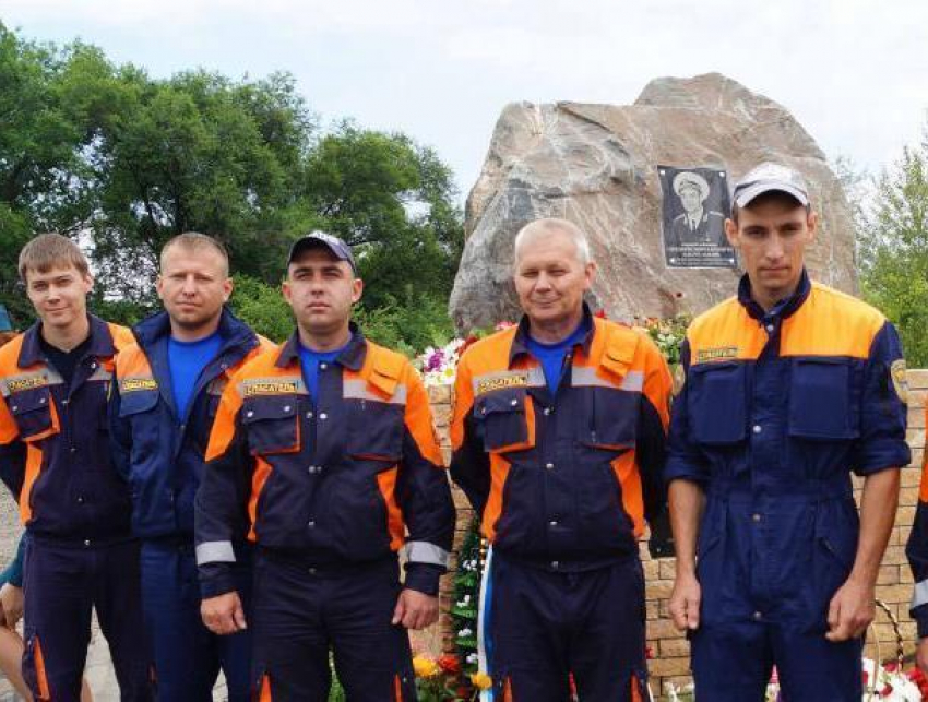 Памятник погибшему во время страшного наводнения спасателю открыли на Ставрополье