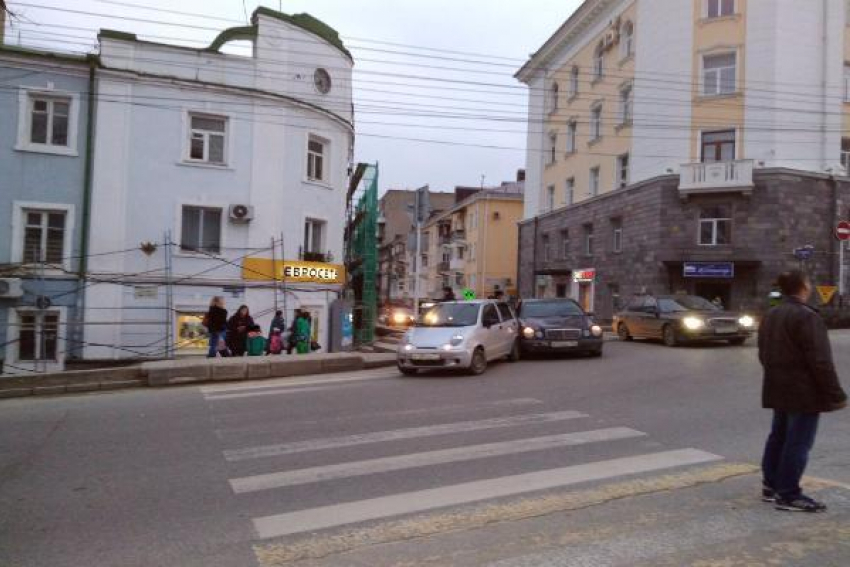 «Мерседес» и «Дэу» столкнулись на проспекте Карла Маркса в Ставрополе