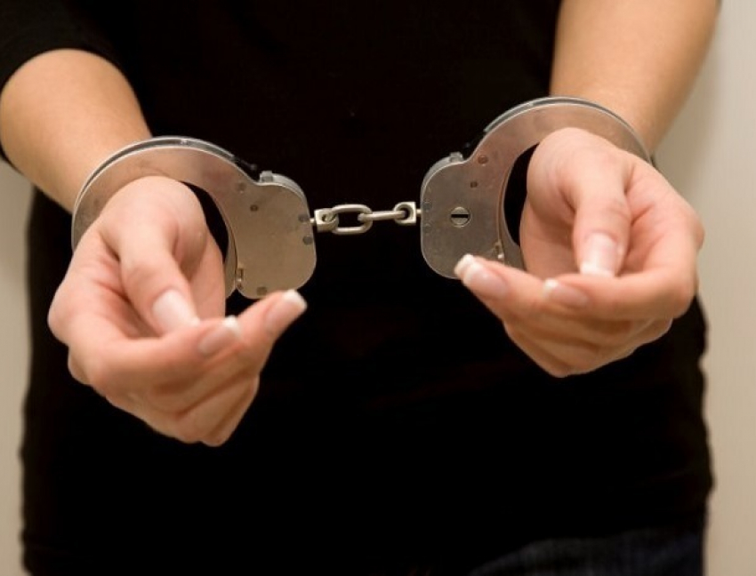 Молодая рецидивистка тайком вытащила деньги из рюкзака своего гостя на Ставрополье