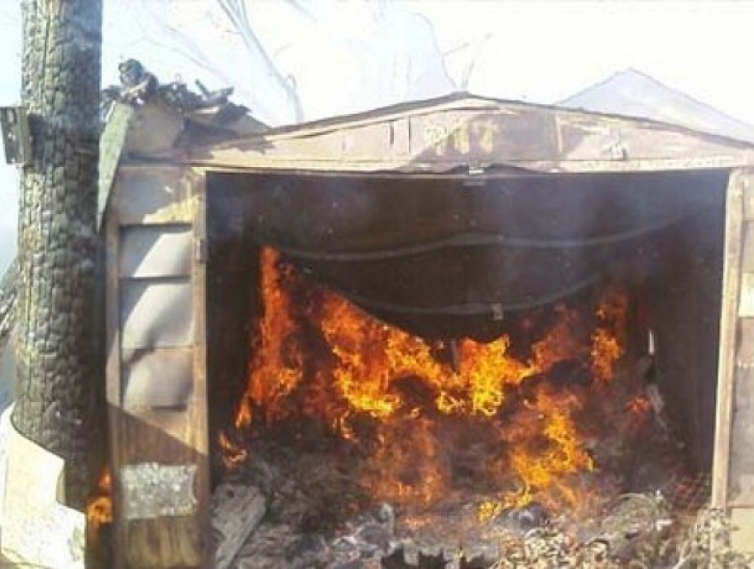 Гараж и машина полностью сгорели в частном доме на Ставрополье 