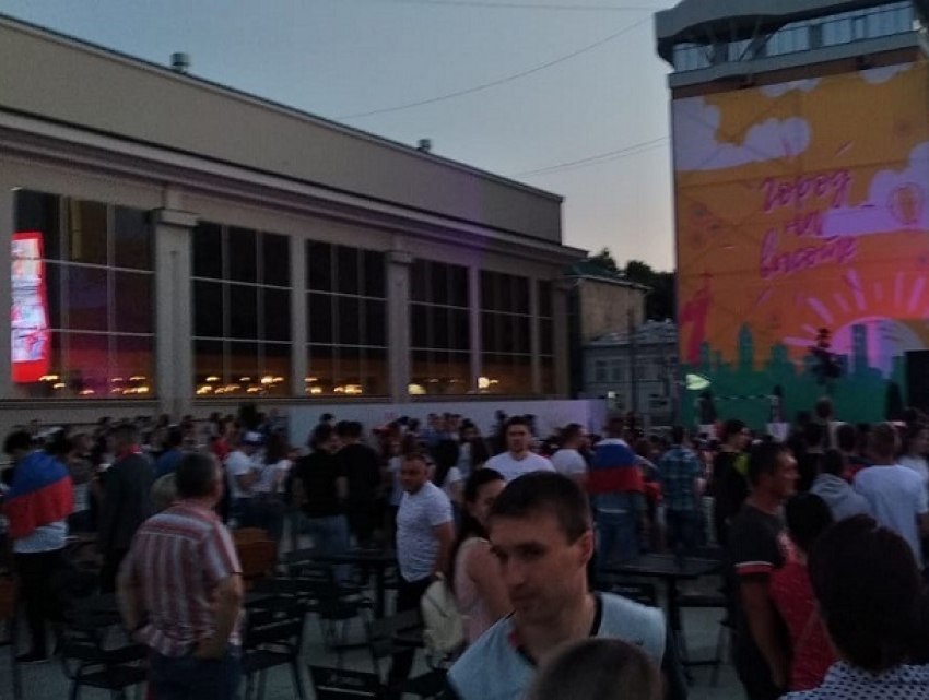 Тысячи ставропольцев собрались на площади в надежде на победу сборной России