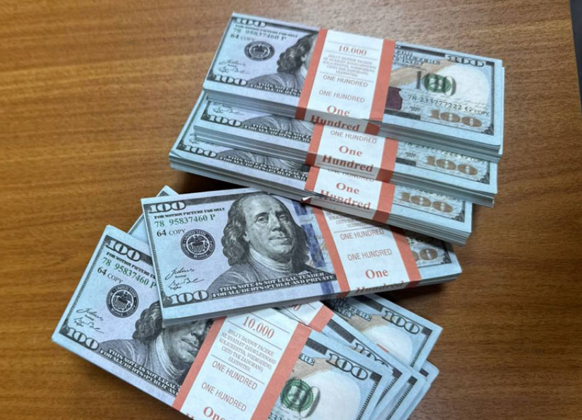 В аэропорту Минеральных Вод пресекли контрабанду валюты на 5 миллионов рублей