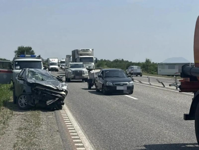 Жуткая авария легковушки с фурой произошла под Минводами 1 августа: есть пострадавшие