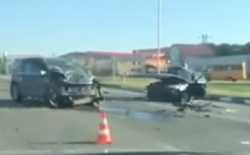 Жесткая тройная авария с покореженными легковушками под Ставрополем попала на видео
