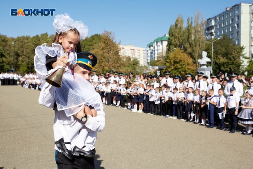 Нагрудный знак, удостоверение и 500 тысяч рублей могут получить заслуженные учителя на Ставрополье 