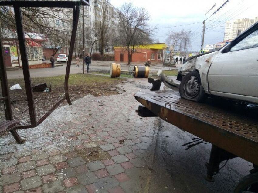 Влетевший в остановку водитель иномарки снес электронное табло в юго-западном районе Ставрополя