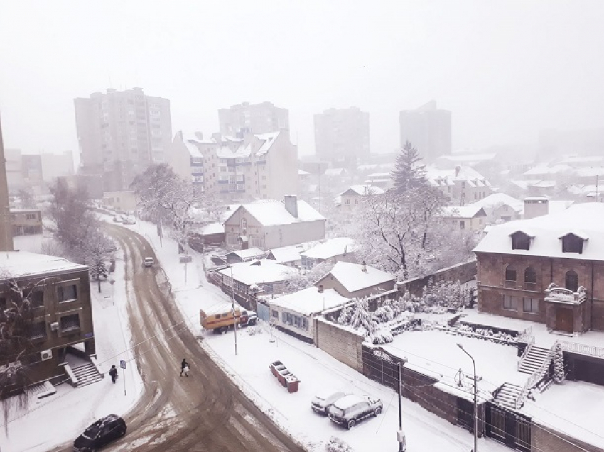 Выпавший снег привел в восторг жителей Ставрополя