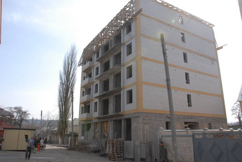 Школьник провалился между этажами строящейся многоэтажки в Пятигорске 