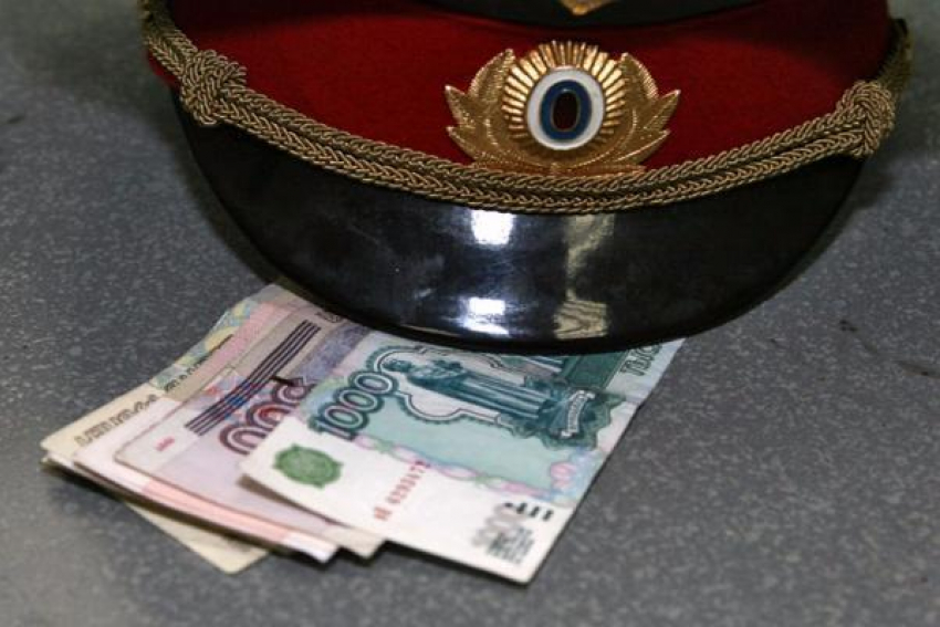 Двое полицейских Ставрополья получили взятку за непривлечение несовершеннолетнего грабителя