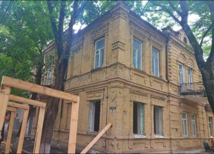 С находящегося под охраной исторического здания в Пятигорске исчезли два балкона
