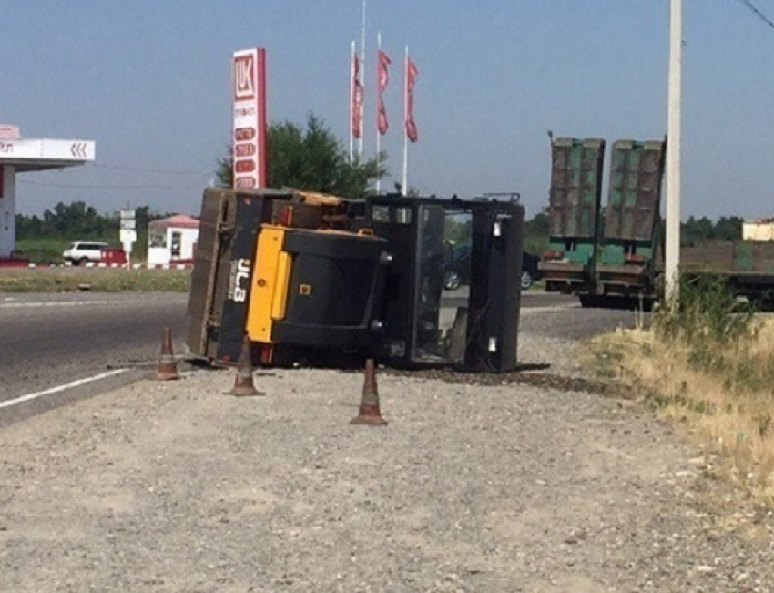 Прилег отдохнуть: дорожный каток непонятным образом перевернулся на бок посреди трассы на Ставрополье