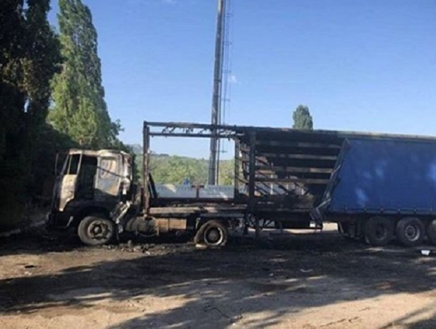 Беспощадный огонь практически полностью уничтожил фуру на Ставрополье 