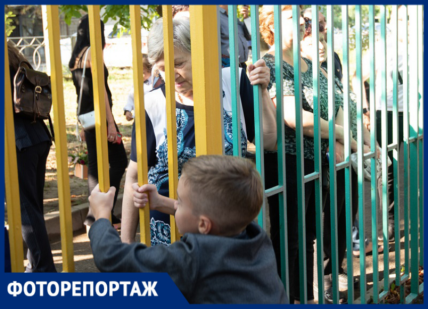 Лишили детей праздника: ставропольцы оккупировали заборы школ чтобы увидеть линейку