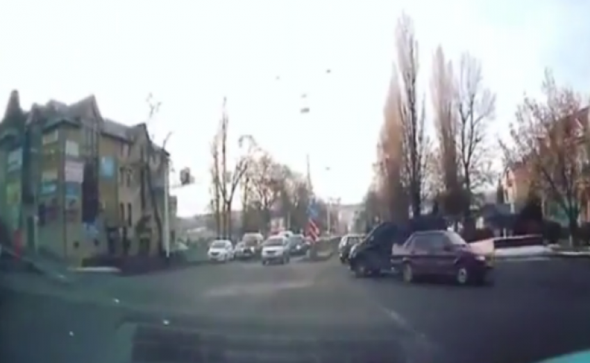 Нарушитель на «Мерседесе» проигнорировал красный сигнал светофора и чудом избежал ДТП в Пятигорске