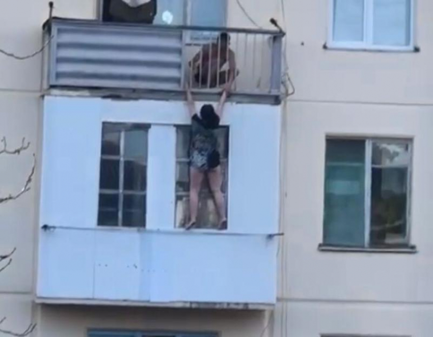 Зацепилась за веревки пока летела: появилось жуткое видео выпавшей из окна женщины в Кисловодске