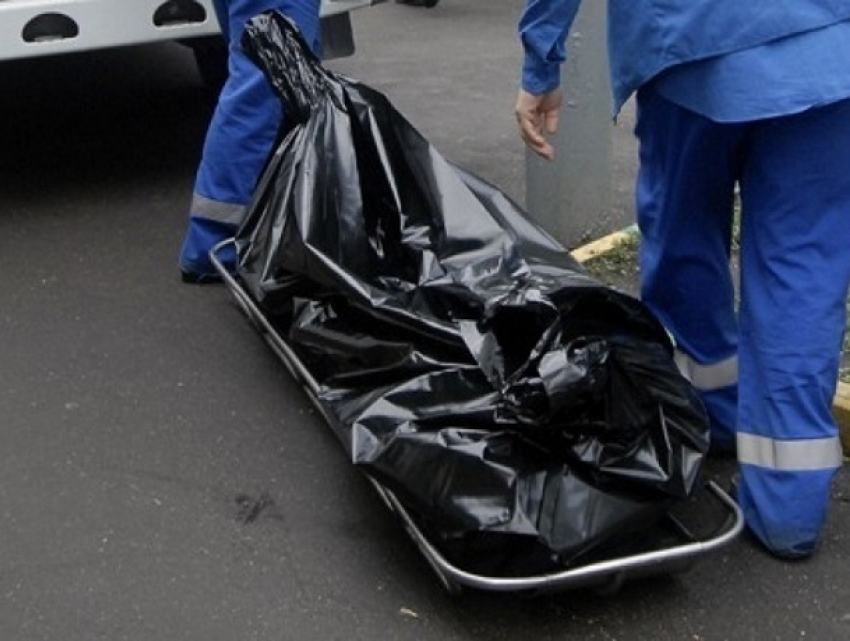 Строитель упал с мансарды многоэтажного дома и разбился насмерть в Кисловодске