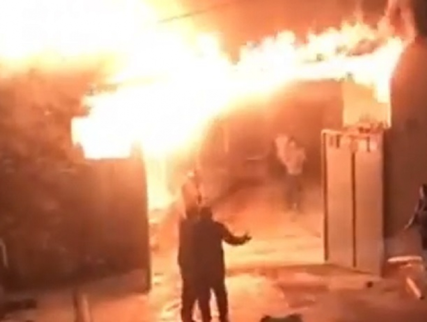 Жуткий пожар едва не уничтожил два жилых дома в Пятигорске