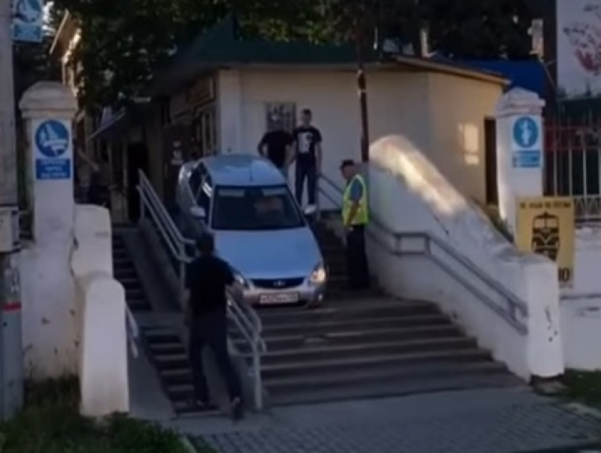 Заехавший на железнодорожную лестницу автохам в Ессентуках ездил без водительских прав