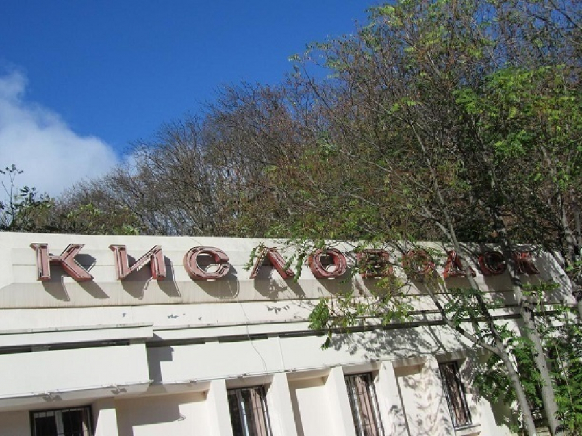 Разбитый и грязный тротуар под мостом раскритиковали жители Кисловодска
