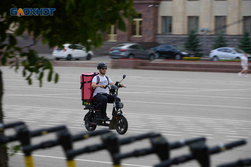 Курьеры в Ставропольском крае получают зарплату почти в 200 тысяч рублей