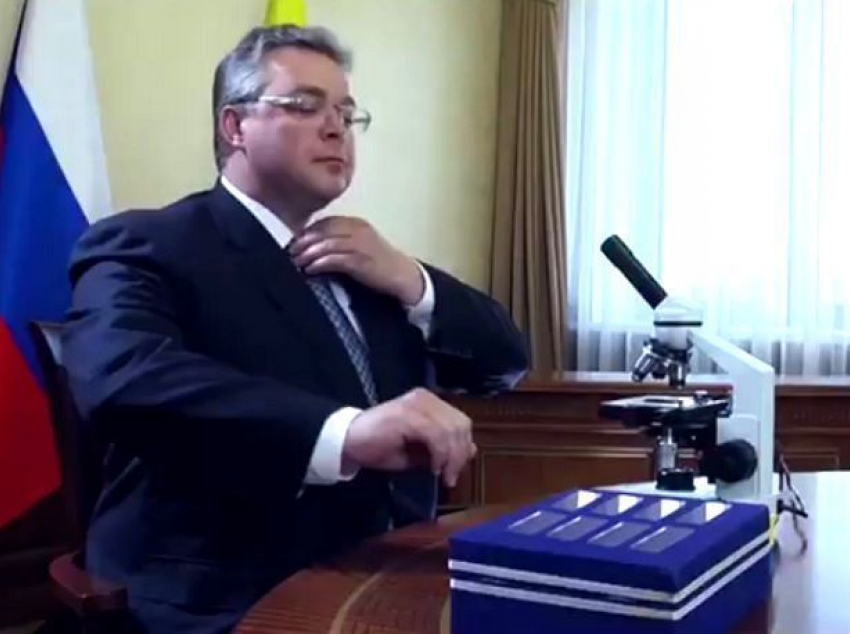 "Мы готовы!» - губернатор Владимиров снялся в проморолике с микроскопом в Ставрополе