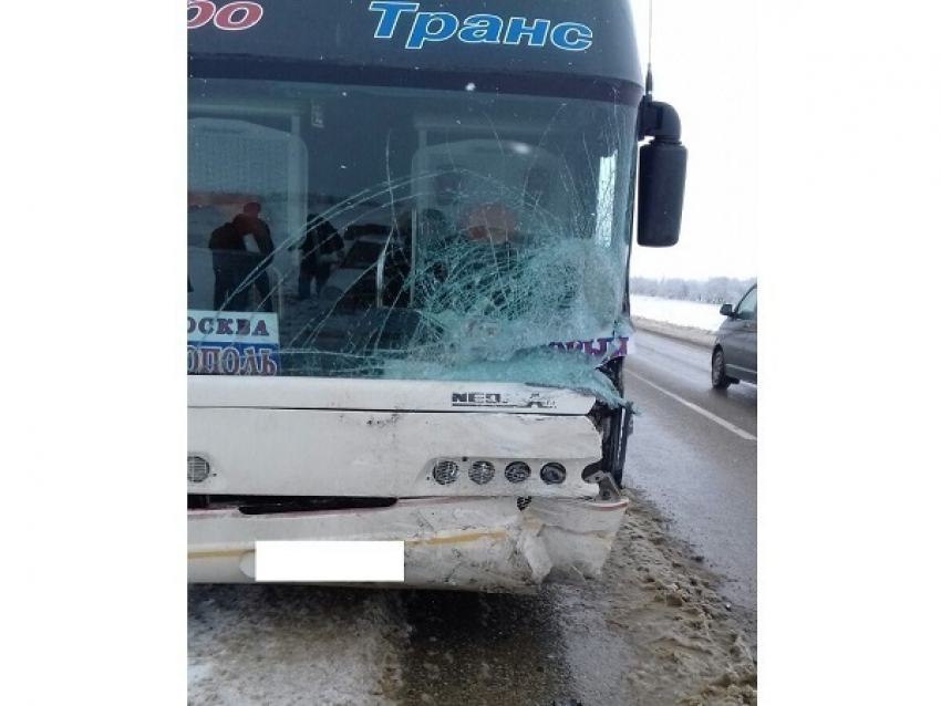 Пассажирский автобус, грузовик и три легковушки столкнулись около Ставрополя
