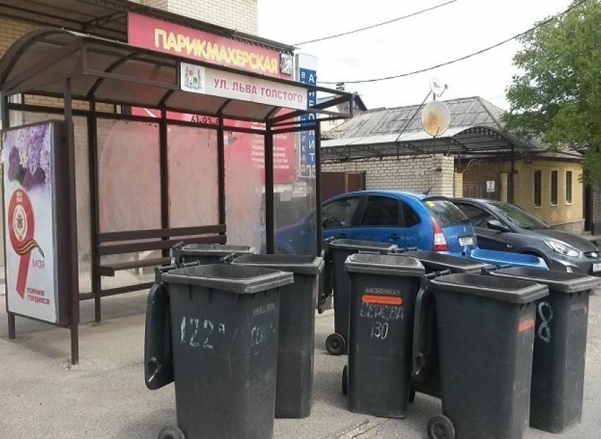 Превращение красивой остановки в площадку для мусора возмутило жителя Ставрополя