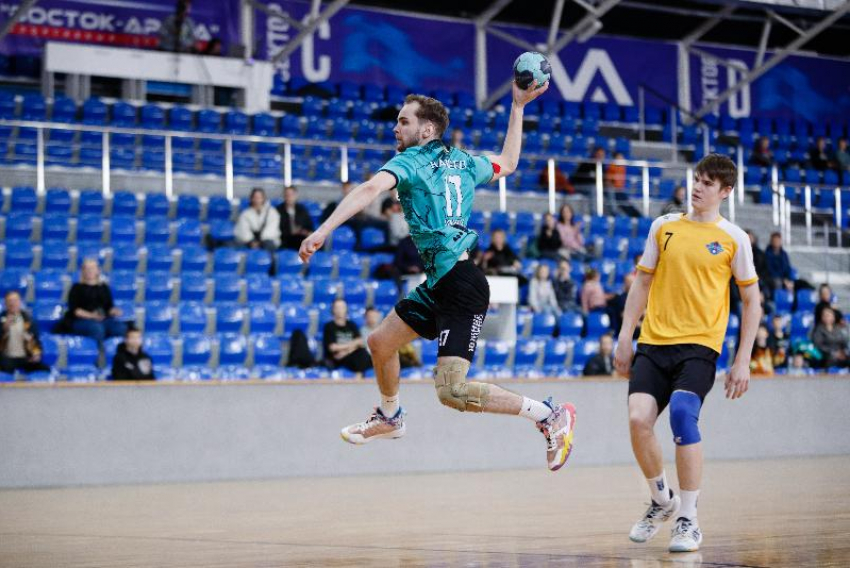 «Южные слоны», «Тихие слоны» и юность «Виктора»: в 1 гандбольной лиге играют сразу три краевых клуба