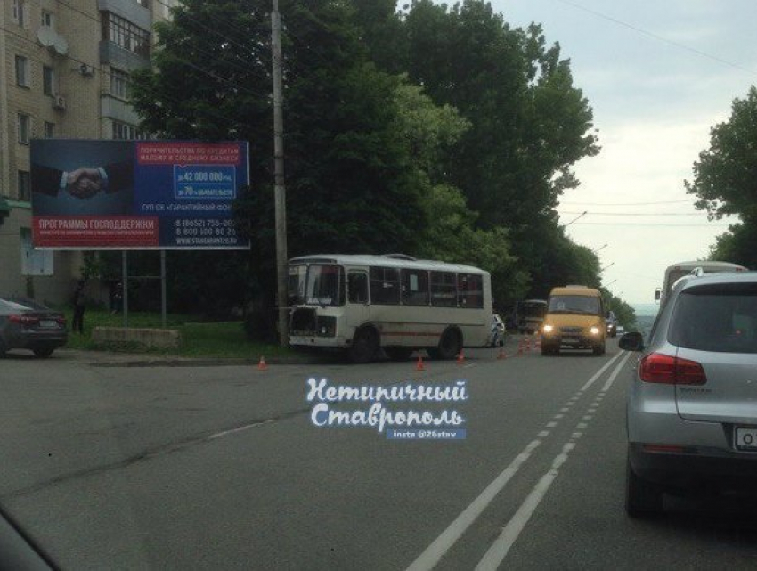 Пассажирский ПАЗ врезался в столб на центральной улице в Ставрополе