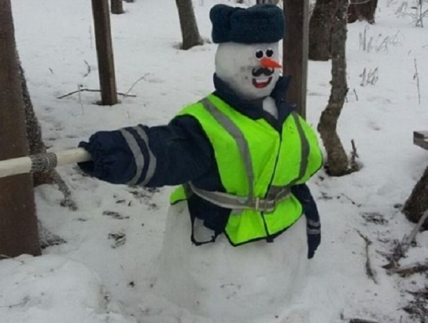 Снежный «гаишник» направлял водителей рядом с местом дуэли Лермонтова в Пятигорске 