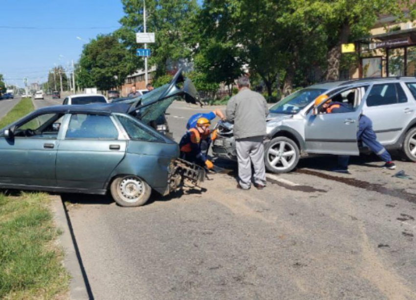 В Ставрополе на Старомарьевском шоссе столкнулись четыре автомобиля