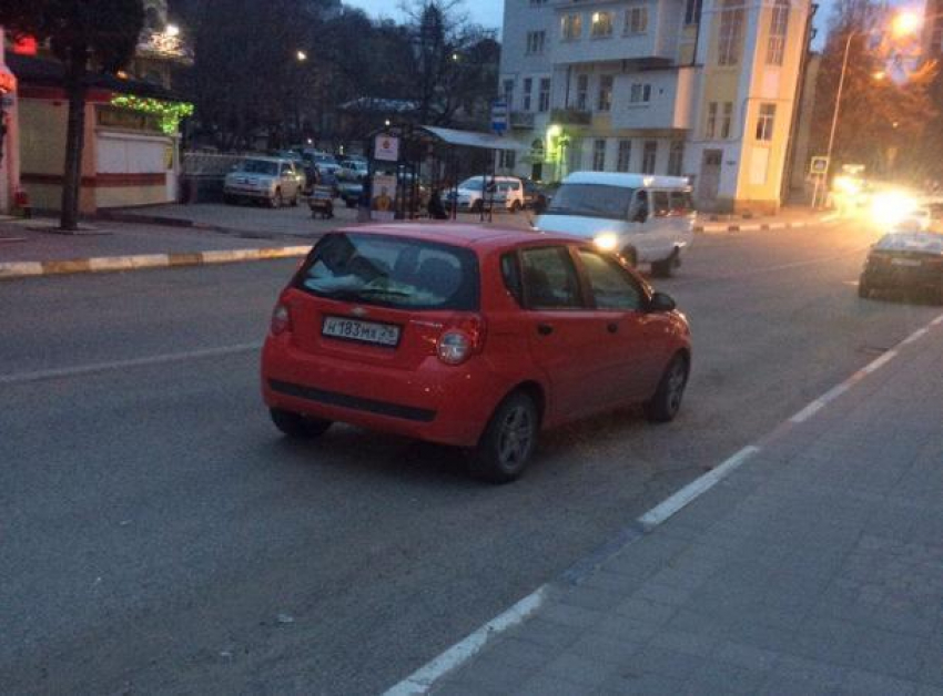 Звездой назвали припарковавшую посреди дороги автомобиль женщину в Кисловодске