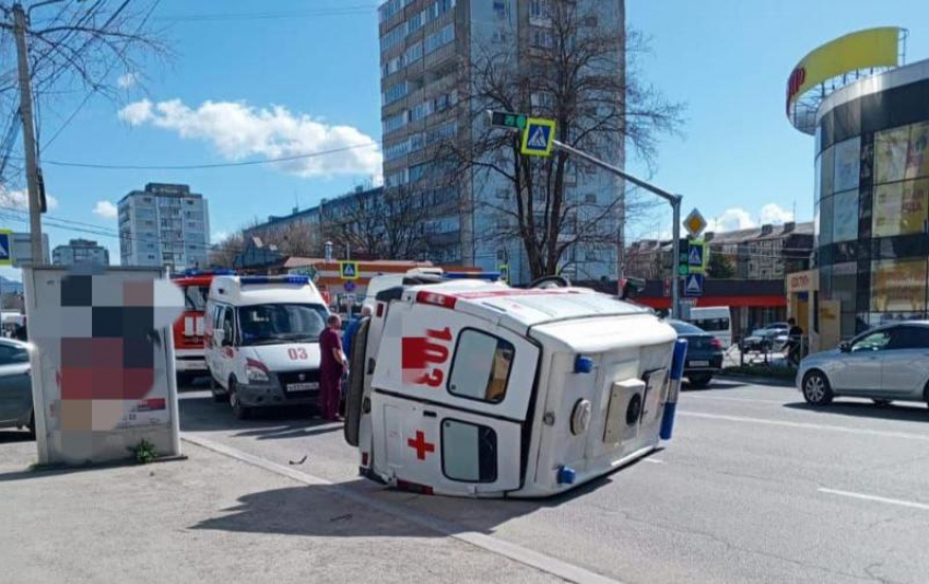 Автомобиль скорой помощи перевернулся в результате ДТП в Ессентуках
