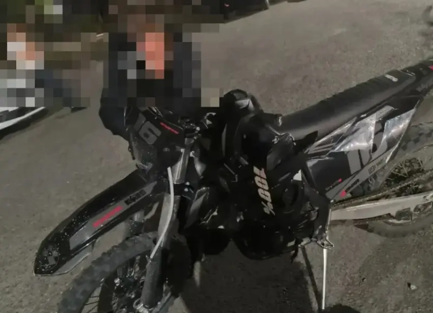 На Ставрополье 17-летний подросток устроил трюки на заднем колесе мотоцикла: разрешила ему кататься мать