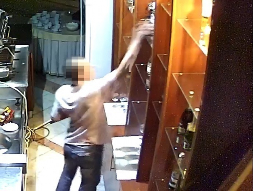 Неудачная попытка разборчивового вора вынести из гостиницы несколько бутылок с алкоголем попала на видео