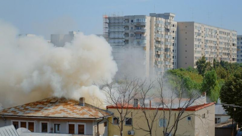 Из-за загоревшейся кровли в ТЦ Пятигорска эвакуировали 100 человек