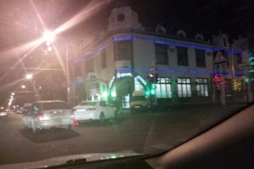 Маршрутное такси врезалось в аптеку Байгера в Ставрополе